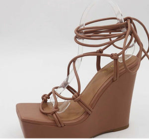 Strap up wedges nude